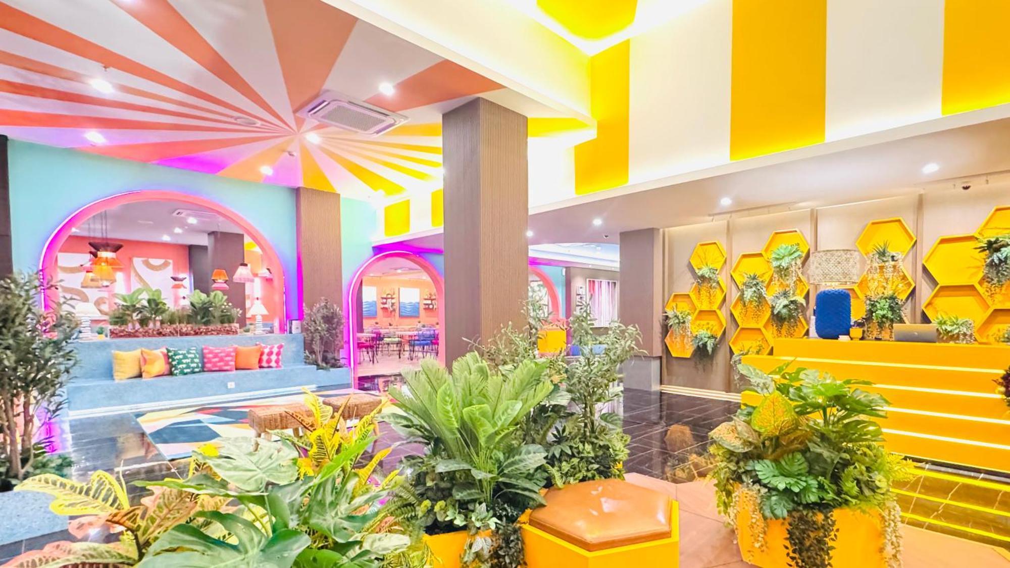 Yellow Bee Resort Cililitan Jakarta Buitenkant foto