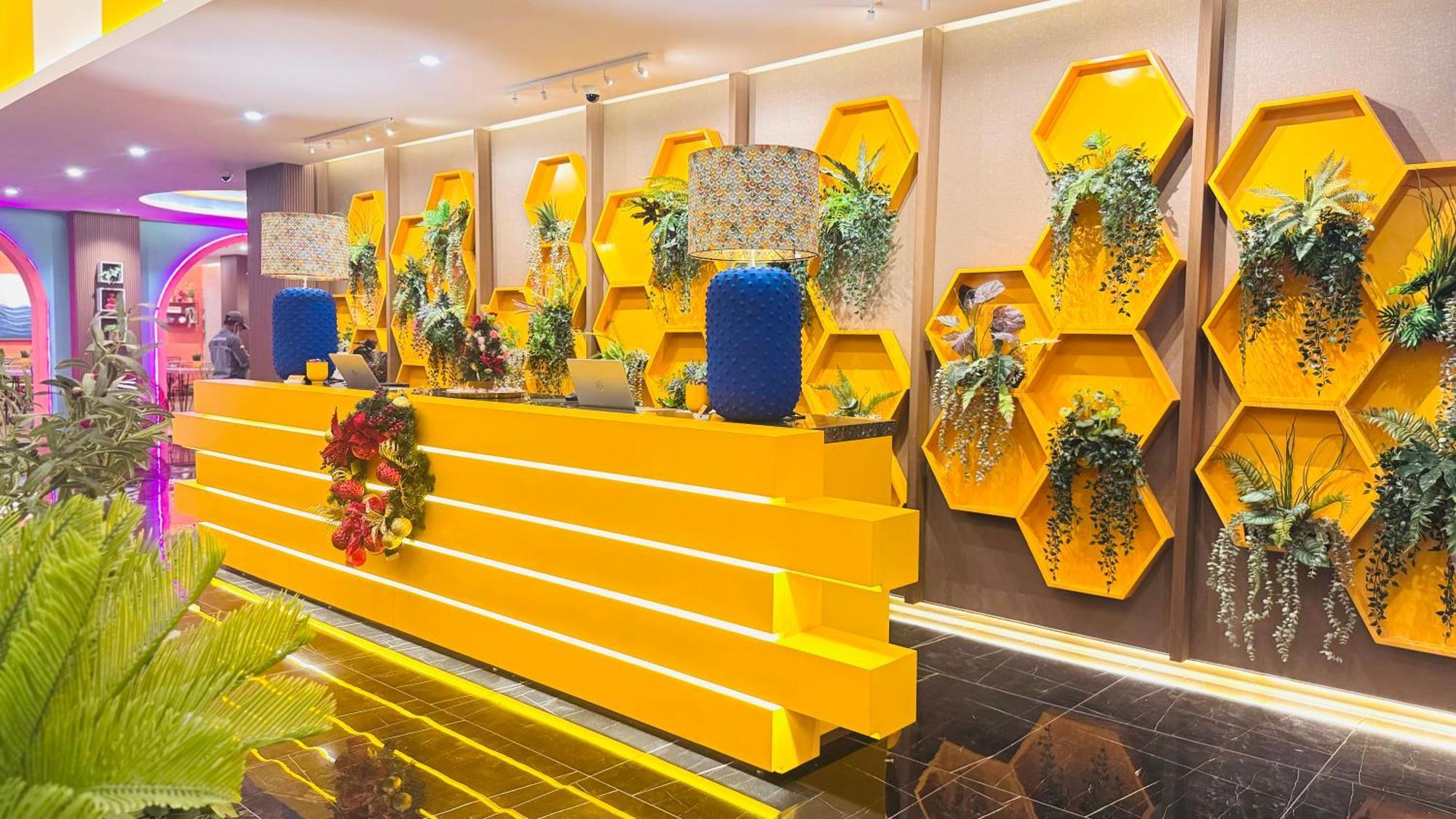Yellow Bee Resort Cililitan Jakarta Buitenkant foto