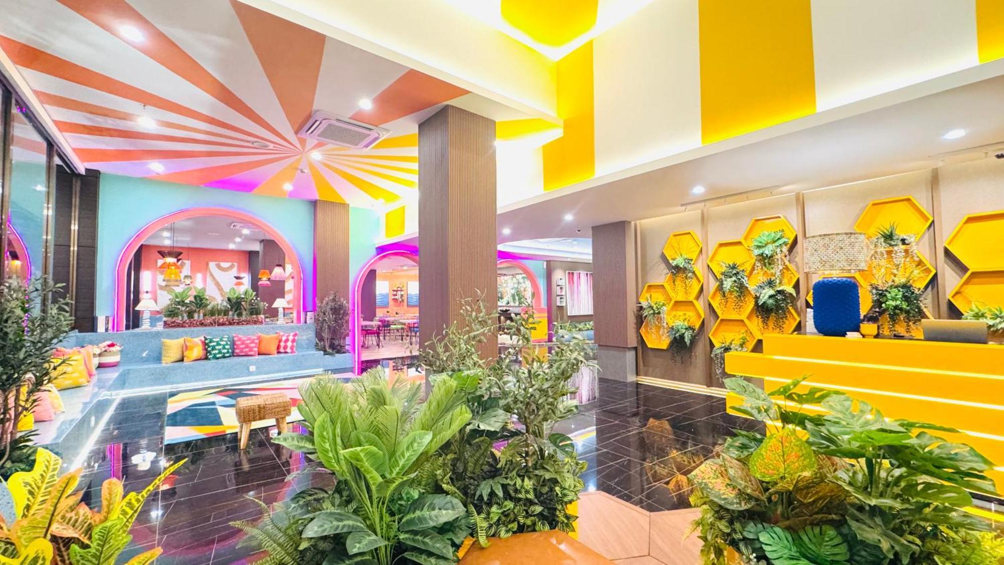 Yellow Bee Resort Cililitan Jakarta Buitenkant foto